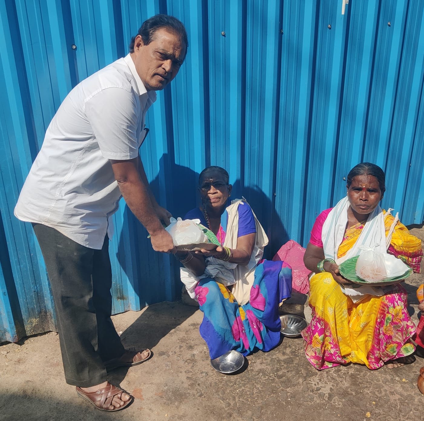 ప్రతీపేదవాడికి ఒక్కపూటైనా ఆహార0 వేములవాడ చారిటబుల్ ట్రస్ట్